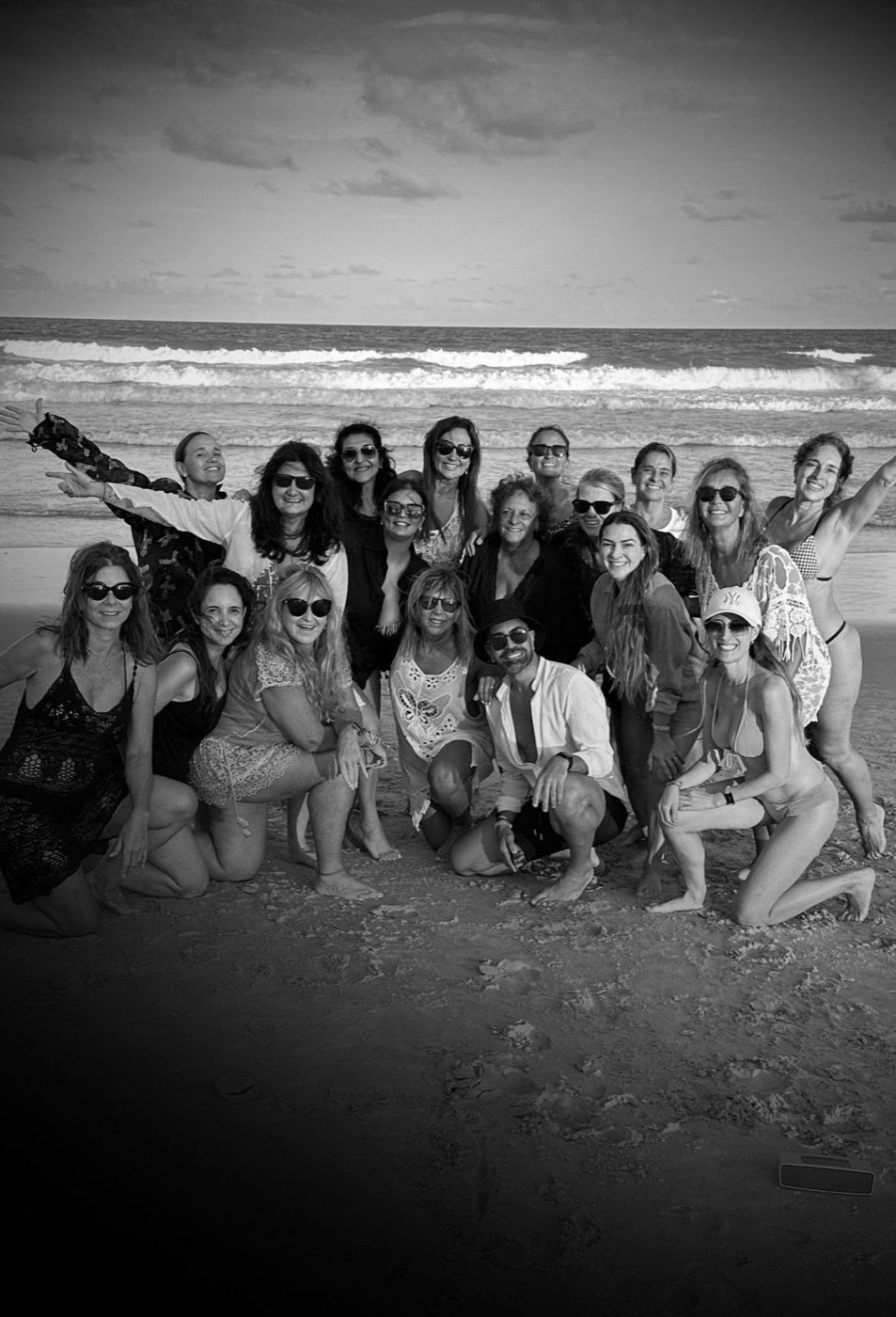 Charly San Martín con la comunidad en la playa.