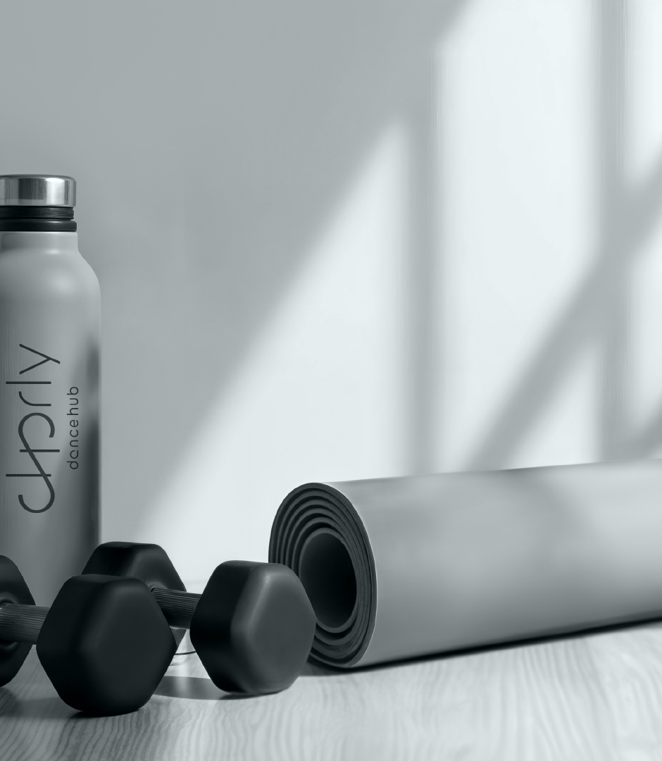 Botella de CharlyDance Hub, mancuernas y mat de yoga.